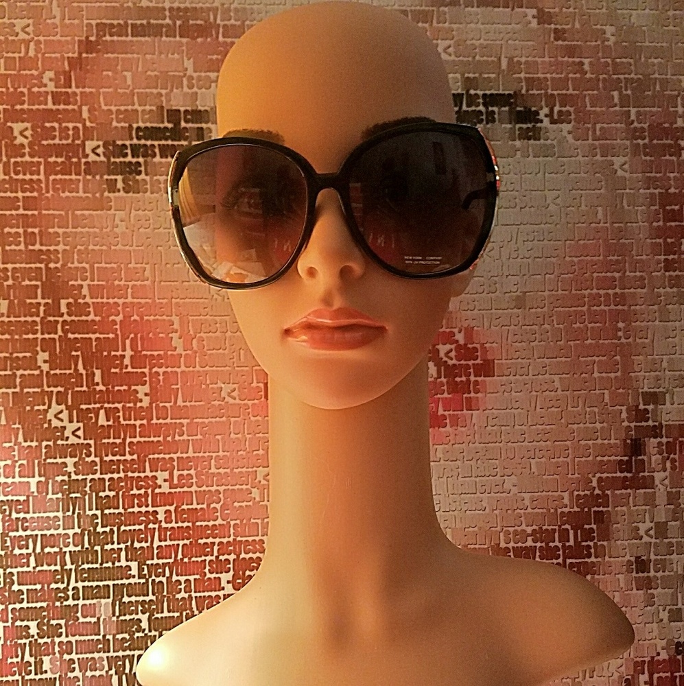 Oversize black sunglasses
